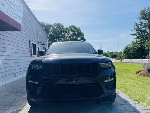 Used 2024 Jeep Grand Cherokee Limited w/ Black Appearance Package AWD/4WD image 3