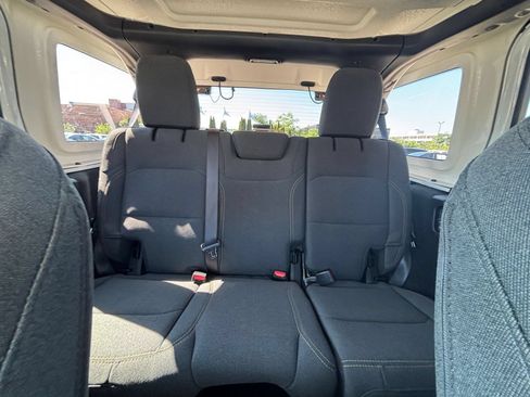 Used 2025 Jeep Wrangler Unlimited Sahara AWD/4WD image 36