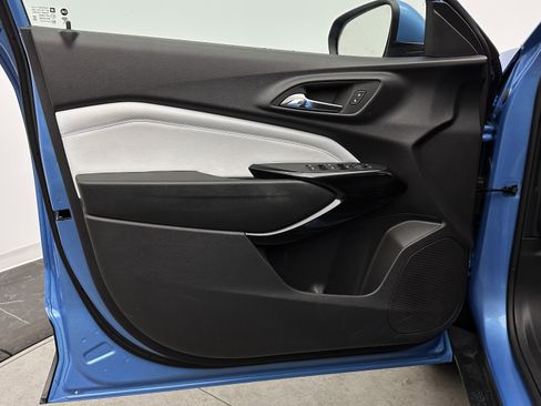 Used 2025 Chevrolet Trax LT FWD image 10
