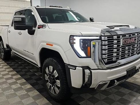 Used 2025 GMC Sierra 3500 Denali w/ Technology Package AWD/4WD image 2