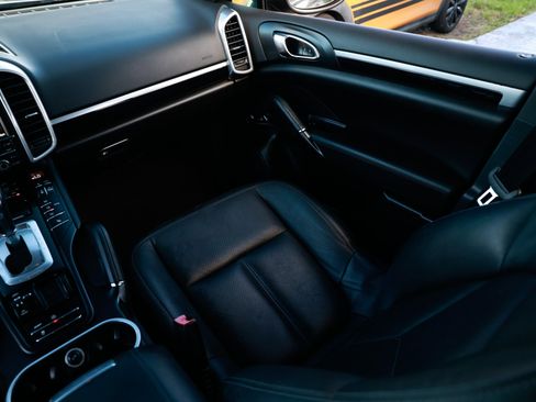 Used 2014 Porsche Cayenne Platinum Edition image 27