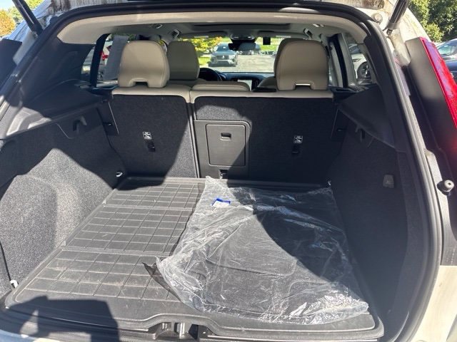 Used 2024 Volvo XC40 B5 Plus w/ Protection Package Premier AWD/4WD image 14