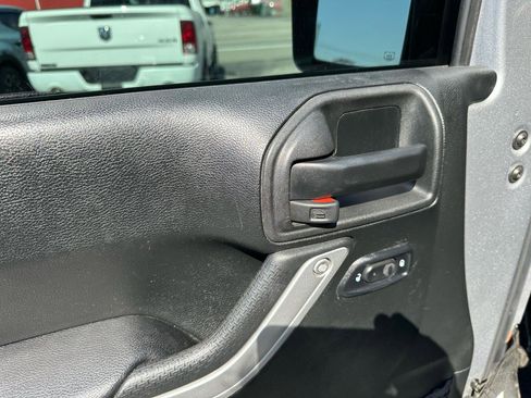 Used 2018 Jeep Wrangler Unlimited Rubicon w/ Connectivity Group image 9