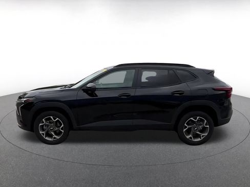 Used 2025 Chevrolet Trax LT FWD image 10