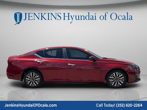 Used 2025 Nissan Altima 2.5 SV FWD image 2