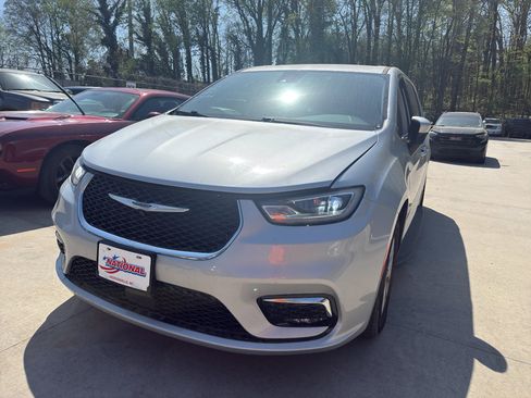 Used 2023 Chrysler Pacifica Touring-L image 1