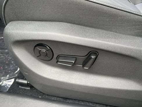 New 2025 Volkswagen Tiguan SE image 11