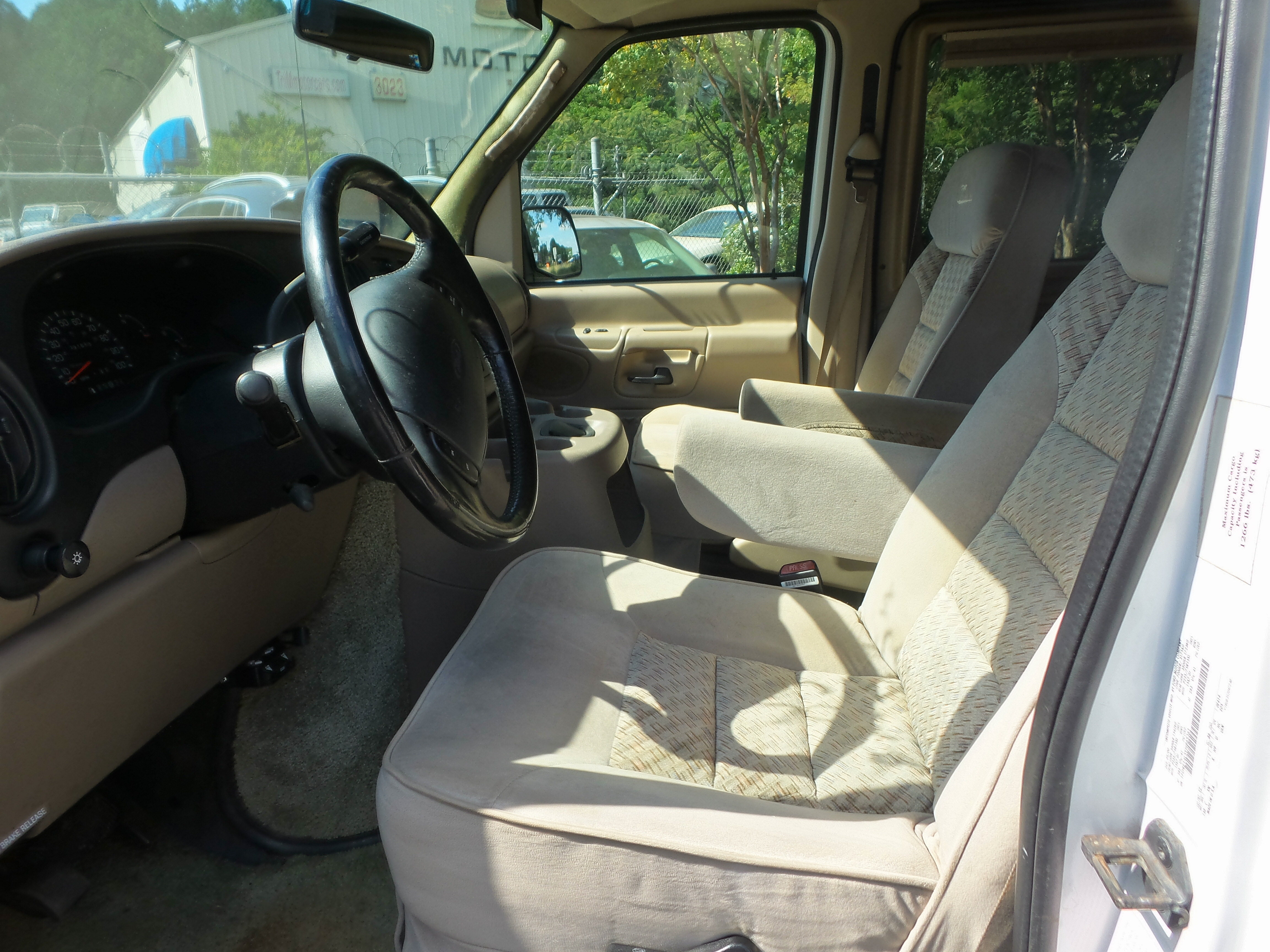 Used 2000 Ford E-150 and Econoline 150 RWD image 12