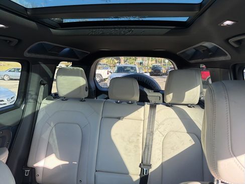 Used 2023 Land Rover Defender 110 SE image 9