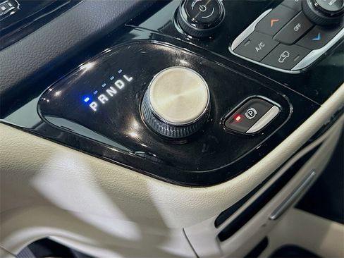 Used 2022 Chrysler Pacifica Touring-L image 34