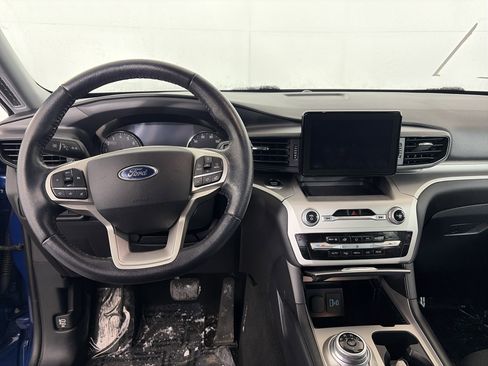 Used 2021 Ford Explorer XLT image 3