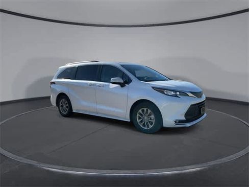 Certified 2023 Toyota Sienna XLE image 2