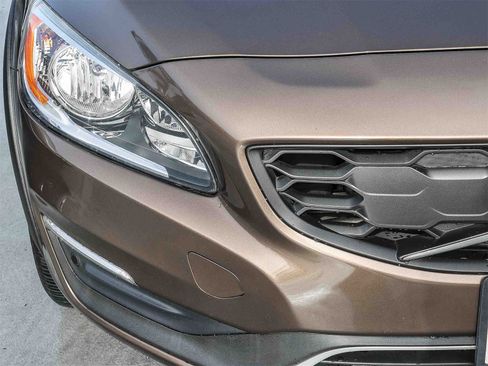 Used 2018 Volvo V60 T5 Cross Country image 10