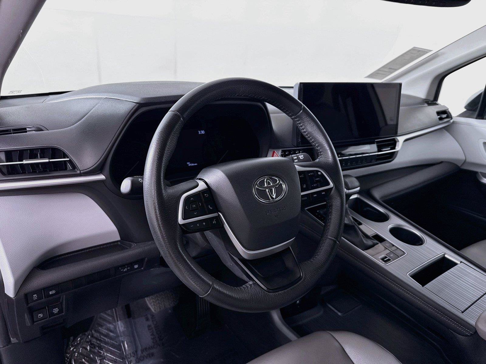 Certified 2025 Toyota Sienna XLE FWD image 4
