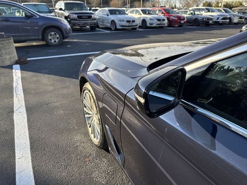 Used 2020 BMW 530e xDrive w/ Premium Package image 6