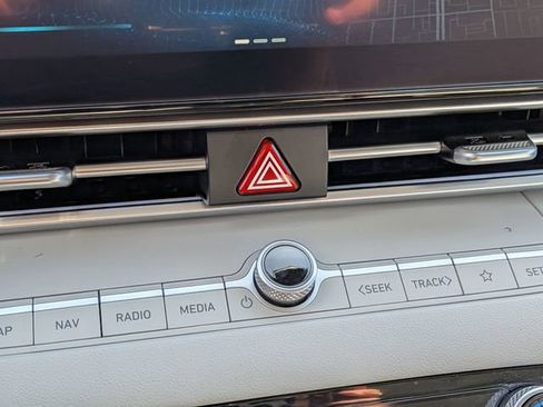 Used 2025 Hyundai Elantra Limited image 22