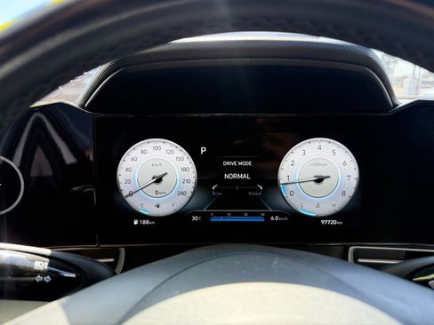 Used 2021 Hyundai Elantra Limited FWD image 18