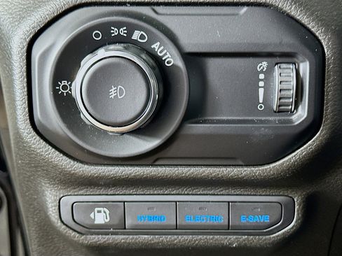 Used 2023 Jeep Wrangler Unlimited Sahara AWD/4WD image 16