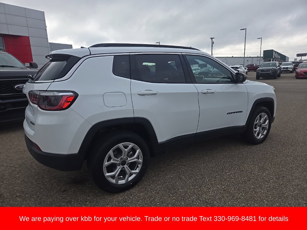 Used 2025 Jeep Compass Latitude w/ Sun & Sound Group AWD/4WD image 7