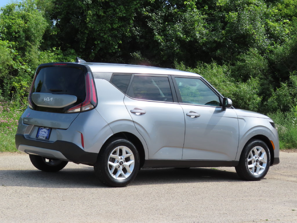 Used 2024 Kia Soul LX w/ Option Group 015 FWD image 3