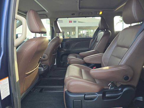 Used 2019 Toyota Sienna Limited image 17