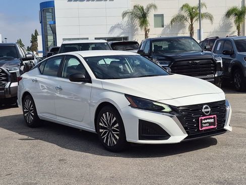 Used 2025 Nissan Altima 2.5 SV FWD image 3