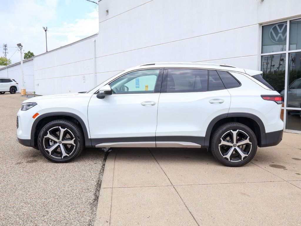 Used 2025 Volkswagen Tiguan SE AWD/4WD image 2