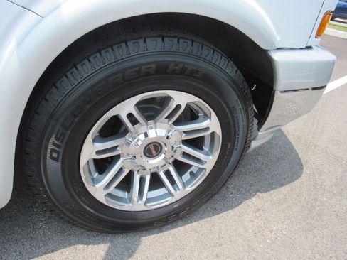 Used 2018 GMC Savana 2500 Extended w/ Enhanced Convenience Package image 12