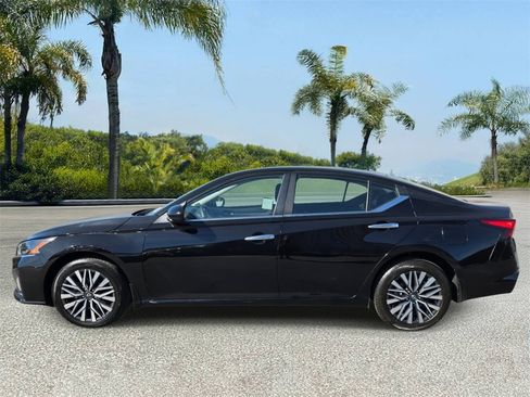 Used 2023 Nissan Altima 2.5 SV AWD/4WD image 2