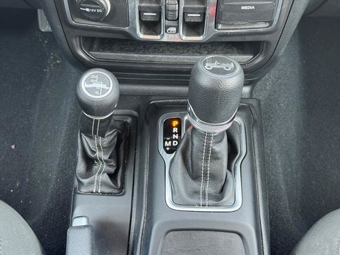 Used 2018 Jeep Wrangler Unlimited Sahara AWD/4WD image 15