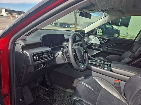 Used 2025 Lincoln Aviator Reserve w/ Equipment Group 201A image 11