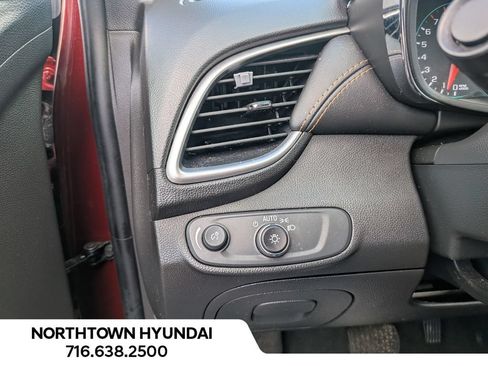 Used 2021 Chevrolet Trax LT w/ Premium Seat Package AWD/4WD image 26