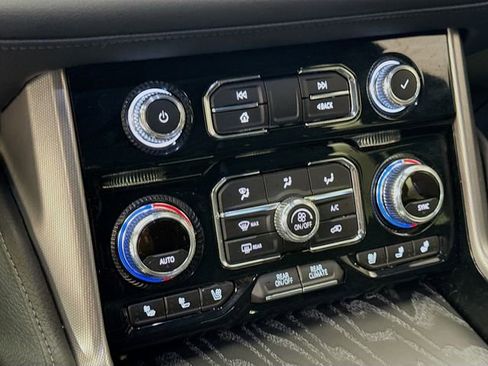 Used 2023 GMC Yukon XL Denali AWD/4WD image 18