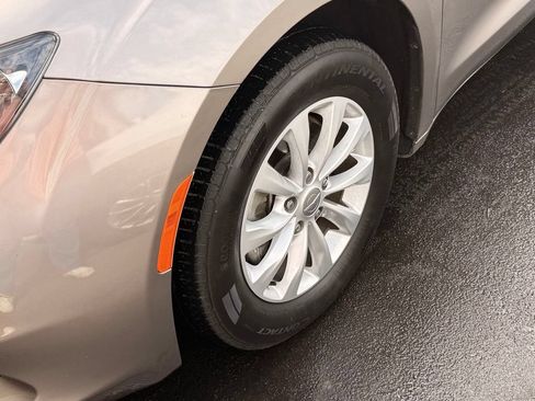 Used 2017 Chrysler Pacifica Touring w/ Tire & Wheel Group FWD image 11