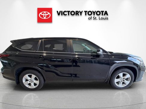 Used 2024 Toyota Highlander LE image 2