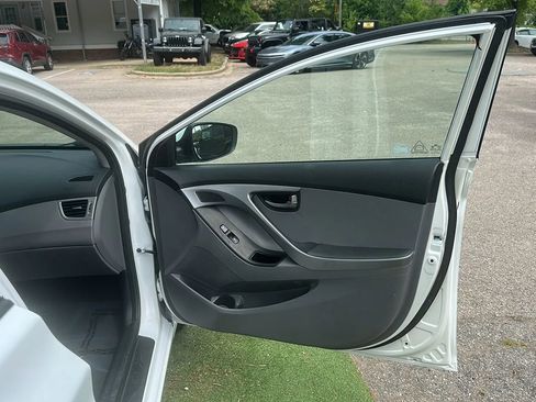 Used 2014 Hyundai Elantra SE FWD image 22