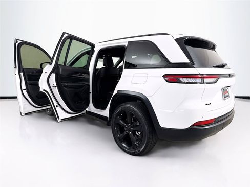 Used 2023 Jeep Grand Cherokee Altitude AWD/4WD image 42