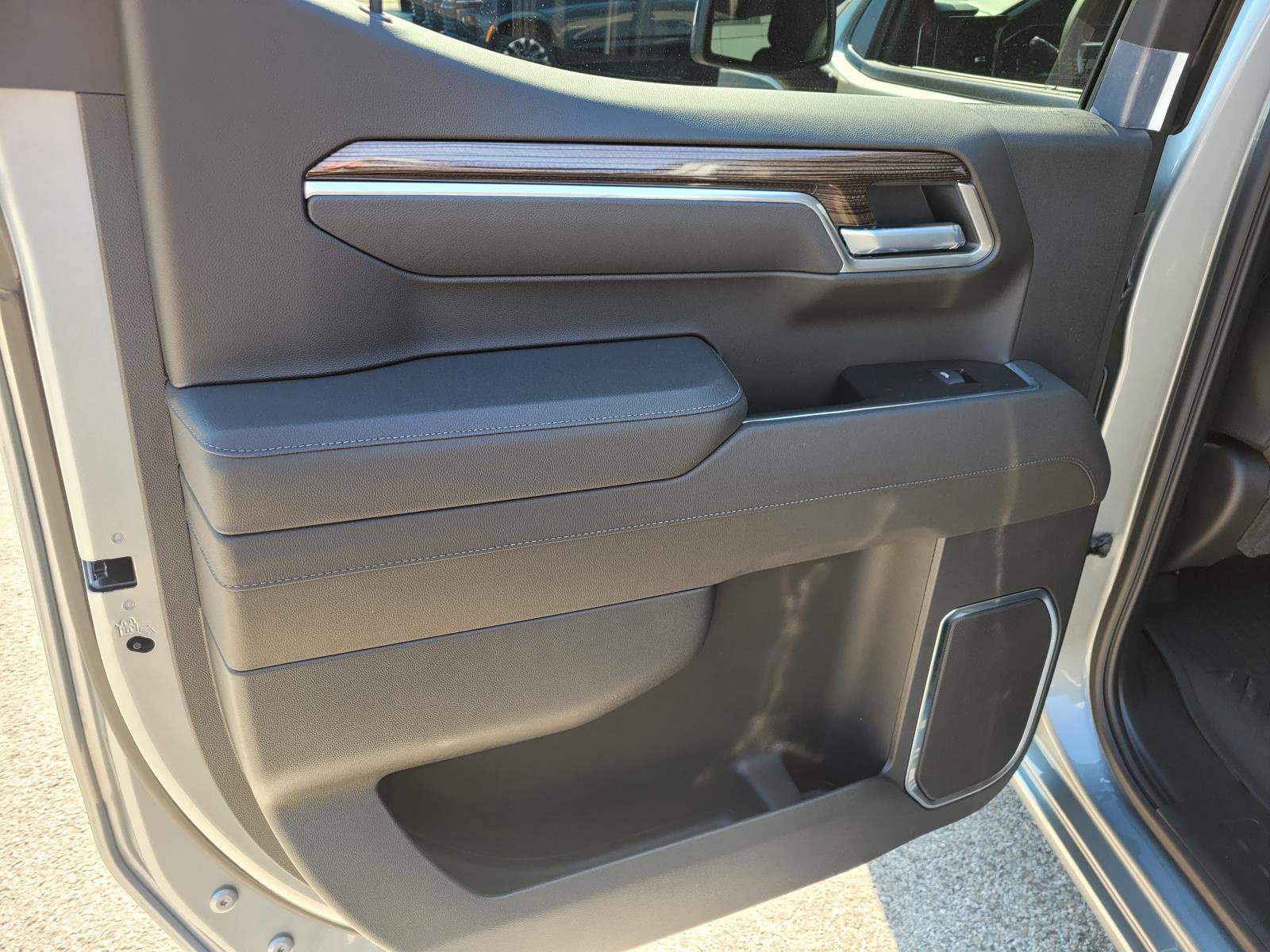 New 2026 Chevrolet Silverado 1500 RST w/ Dark Appearance Package AWD/4WD image 9