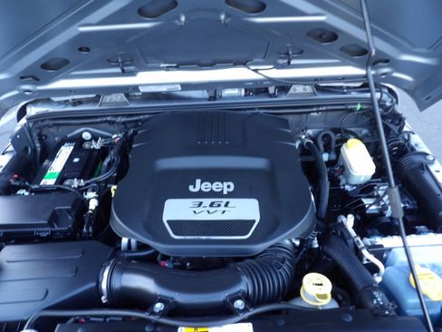 Used 2013 Jeep Wrangler Sport w/ Connectivity Group AWD/4WD image 12