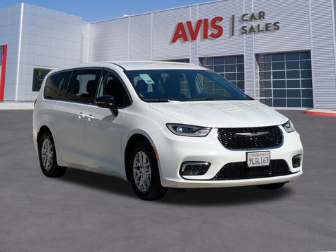 Used 2024 Chrysler Pacifica Touring-L image 3