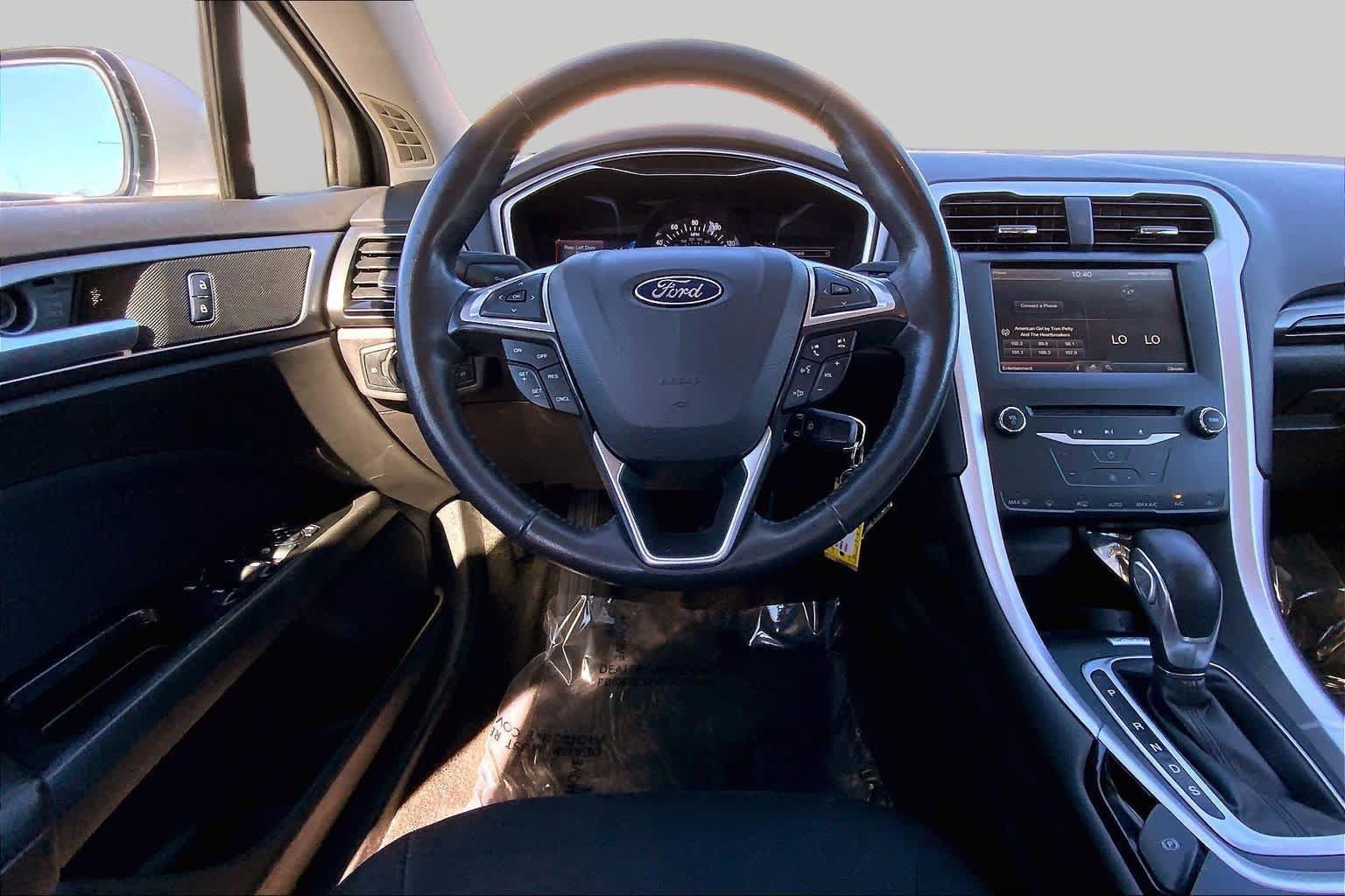 Used 2015 Ford Fusion SE FWD image 5