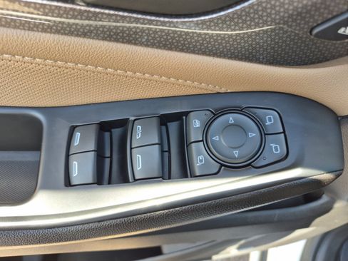 Used 2023 Chevrolet Traverse Premier FWD image 15