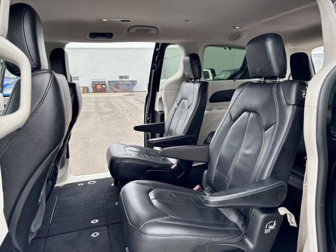Used 2021 Chrysler Pacifica Touring-L FWD image 20