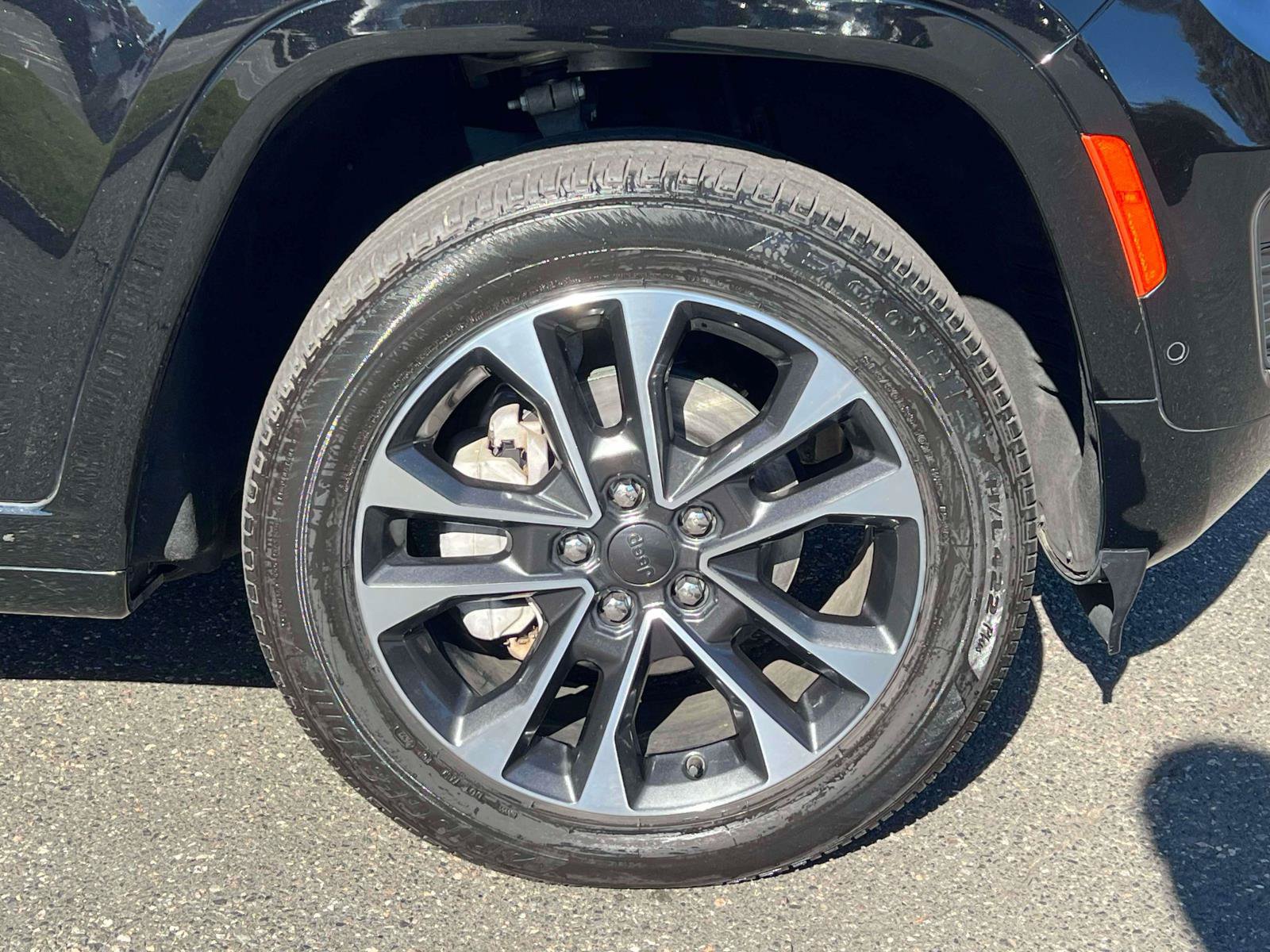 Used 2022 Jeep Grand Cherokee Overland w/ Luxury Tech Group IV AWD/4WD image 6