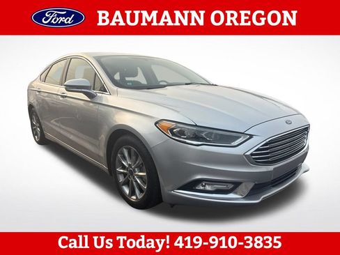Used 2017 Ford Fusion SE w/ Fusion SE Technology Package FWD image 1