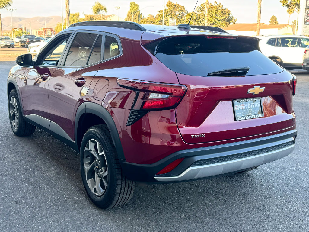 Used 2025 Chevrolet Trax LT FWD image 6