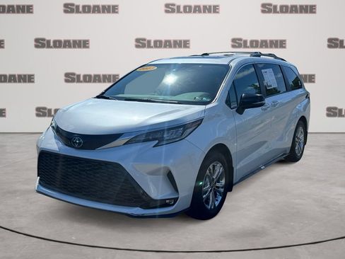 Used 2023 Toyota Sienna XSE AWD/4WD image 1