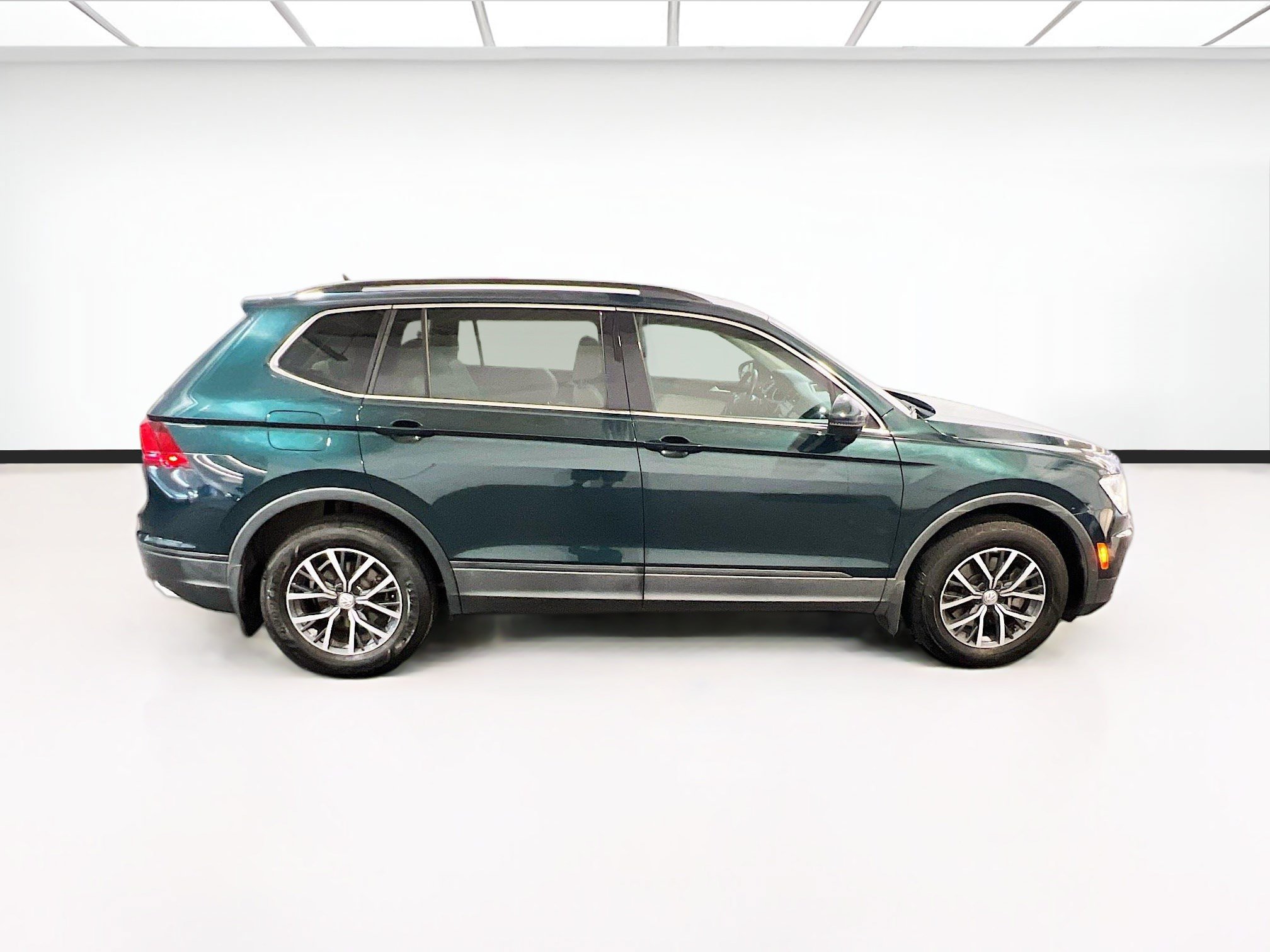 Used 2019 Volkswagen Tiguan SE FWD image 25