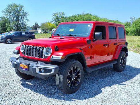 Used 2025 Jeep Wrangler Unlimited Sahara AWD/4WD image 8