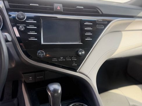 Used 2018 Toyota Camry SE FWD image 19